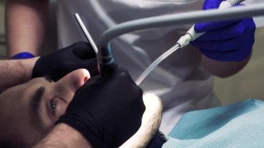 Dişçi dört elle çalışır.