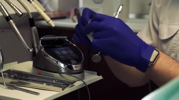 Врач-стоматолог готовит инструменты для осмотра — стоковое видео