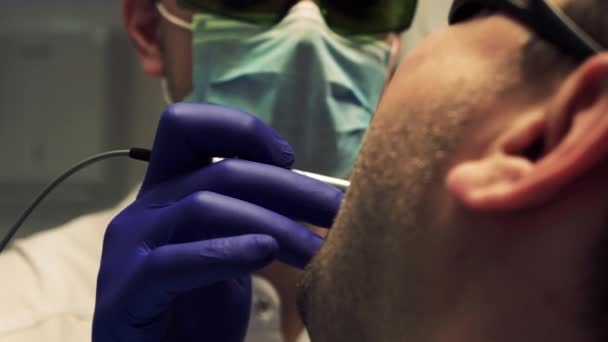 Dentista examina los dientes de los pacientes con herramientas — Vídeo de stock