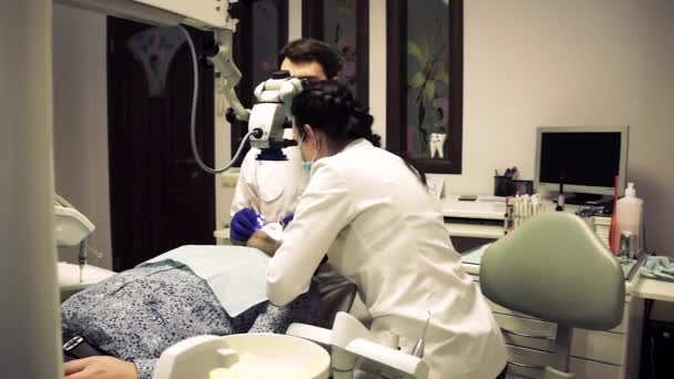 Dentista con asistente llevar a cabo el tratamiento dental — Vídeo de stock