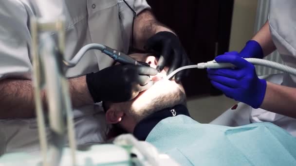 Dentista trabaja con los equipos más modernos — Vídeo de stock