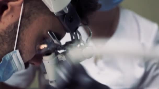 Dentist works four hands with assistant — Stock Video