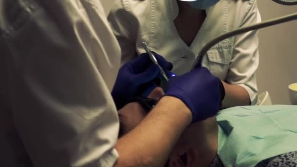 牙医与一名助手一起工作 — 图库视频影像