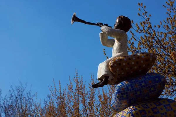 Yastıkların üzerinde oturan bir melek heykeli