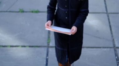 Maskeli kız, koronavirüsün sonunun geldiğini söyleyen posterler gösteriyor.