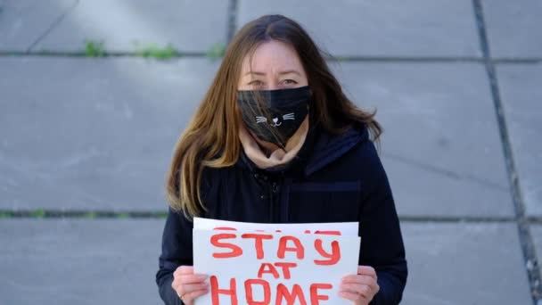 Mädchen mit medizinischer Maske und Rufplakaten — Stockvideo