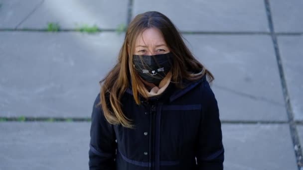 Meisje in medisch masker en bellen posters — Stockvideo