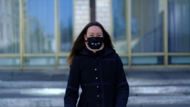 Fille dans un masque et une affiche se réjouit de la victoire sur le coronavirus — Video