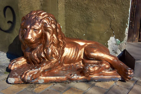 Estatua de león en la entrada del café — Foto de Stock