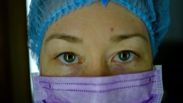 Medic verwijdert een masker close-up — Stockvideo