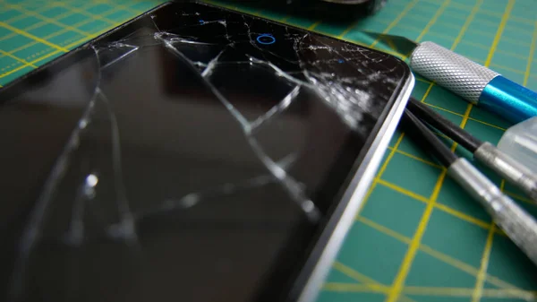 Cep telefonu tamiri. Dokunmatik ekran değiştirme.