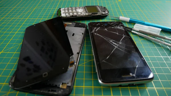 Reparación de teléfonos móviles. Reemplazo de pantalla táctil . —  Fotos de Stock