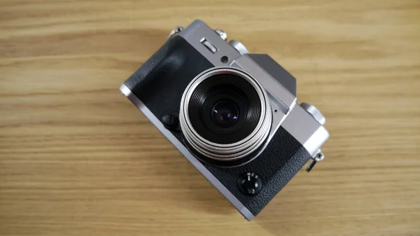 Silver vintage aparat fotograficzny z nowoczesnymi funkcjami — Zdjęcie stockowe