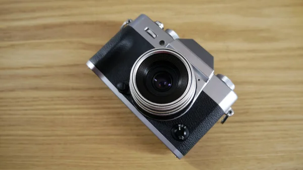 Zilveren vintage camera met moderne functies — Stockfoto