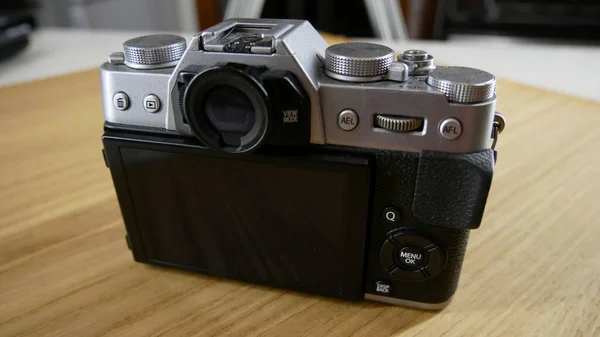 Caméra vintage argentée avec des caractéristiques modernes — Photo