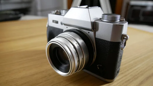 Zilveren vintage camera met moderne functies — Stockfoto