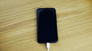 Telefonunu şarj et. Pil göstergesi