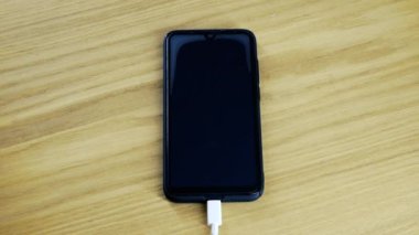 Telefonunu şarj et. Pil göstergesi