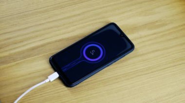 Telefonunu şarj et. Pil göstergesi
