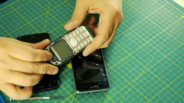 Réparation de téléphone portable. Remplacement d'écran tactile . — Video