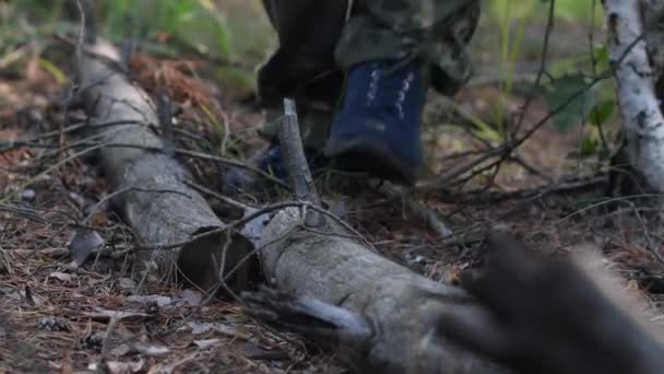 Pernas masculinas estão no chão da floresta . — Vídeo de Stock