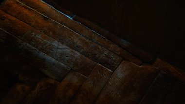 Birisi kapının altından imzalı bir mektup atmış.