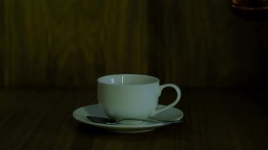 Kahve, çay tabağındaki beyaz bardağa doldurulur.