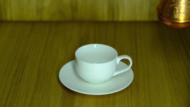 Heißer schwarzer Kaffee wird in eine Tasse gegossen — Stockvideo