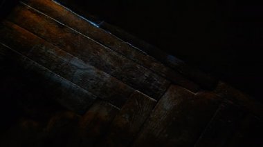 Birisi kapının altından bir mektup attı.