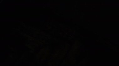 Bilinmeyen biri kapının altına not bırakmış.