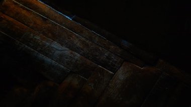 Kapının altından bir not ver.