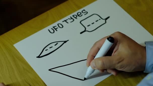 Διαφορετικοί Τύποι Εξωγήινων Ιπτάμενων Οχημάτων Που Σχεδιάζονται Χαρτί — Αρχείο Βίντεο