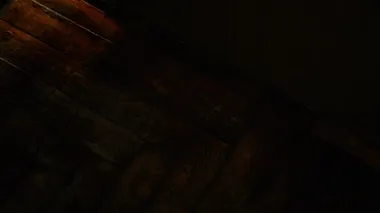 Bilinmeyen, odanın kapısının altından bir not attı.