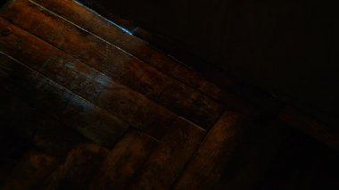 Sen kapının altından atılan bir sonraki mektupsun.