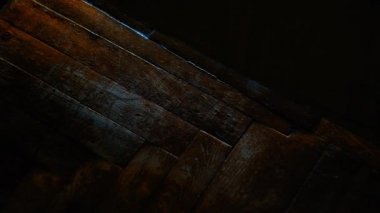 Birisi kapının arkasından yürür ve CD 'yi kapının altından sokar.