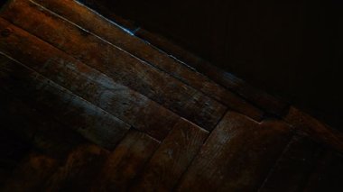 Kapının dışındaki gölgeler. Birisi kapının altından bir not yapıştırmış.