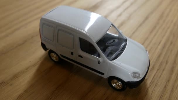 En liten kopia av en minivan bil. — Stockvideo