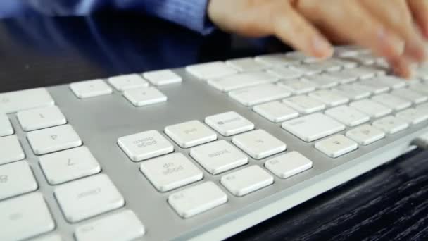 Chica escribiendo texto en el teclado . — Vídeo de stock