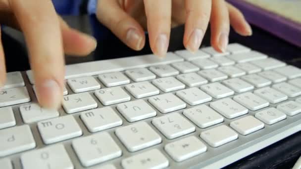 女の子がキーボードにテキストを入力します。閉鎖. — ストック動画