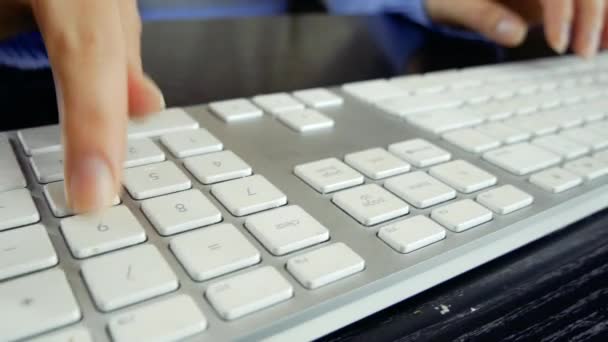 Dívka píše text na klávesnici. Detailní záběr. — Stock video