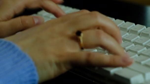 Девушка печатает на белой клавиатуре . — стоковое видео
