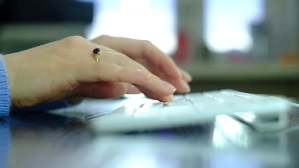Dívka píše na bílou klávesnici. — Stock video