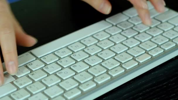 Menina está digitando em um teclado branco . — Vídeo de Stock