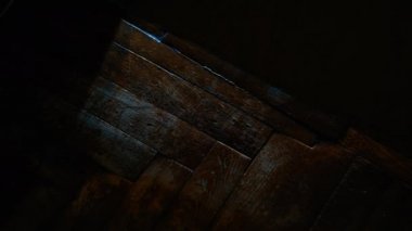 Birisi kapının arkasından yürür ve kapının altından bir CD çalar.