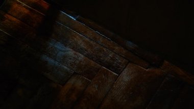 Birisi kapının arkasından yürür ve bir not bırakır. Sıradaki sensin.