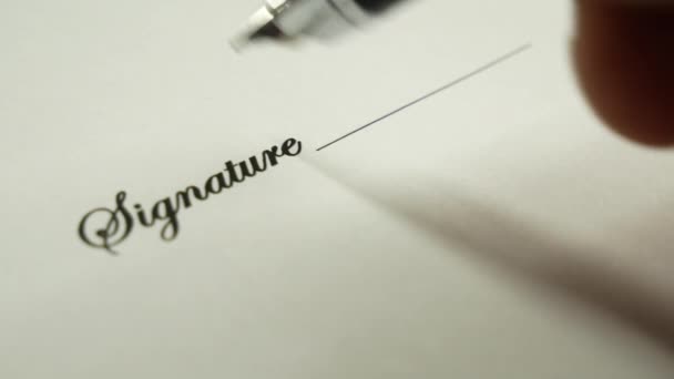 Un homme signe un document avec un stylo à encre .