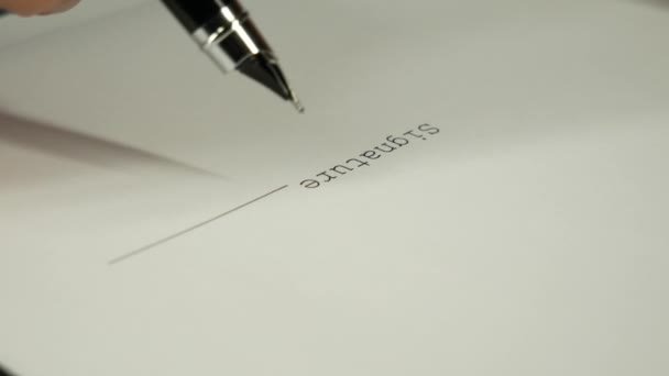 Bir adam mürekkep kalemiyle bir belge imzalıyor.. — Stok video