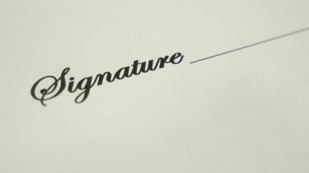 Un homme signe un document avec un stylo à encre .