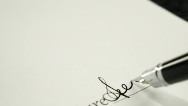 En man signerar ett dokument med en bläckpenna. — Stockvideo