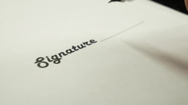 Un homme signe un document avec un stylo à encre .